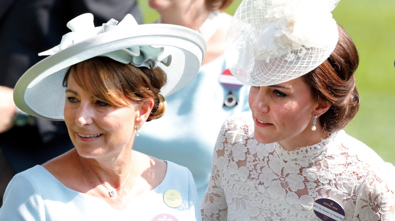 Carole y Kate Middleton vestidas de blanco