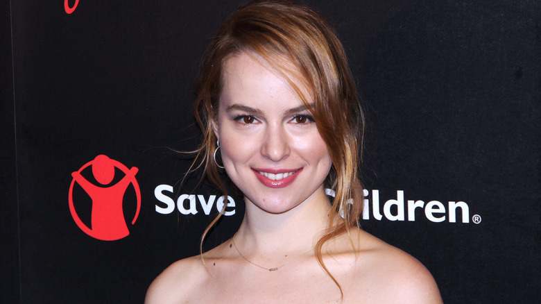 Bridgit Mendler sonriendo