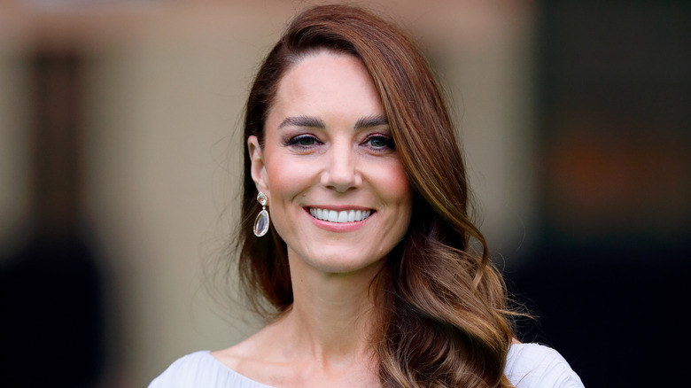 Kate Middleton sonriendo en primer plano