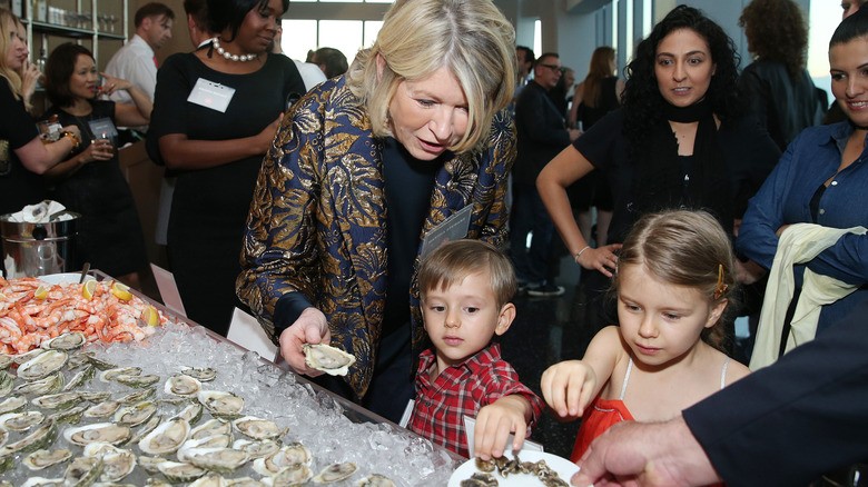 Martha Stewart come ostras con sus nietos