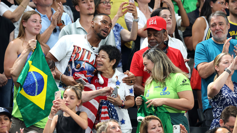 Jonathan Owens abraza a Nellie Biles