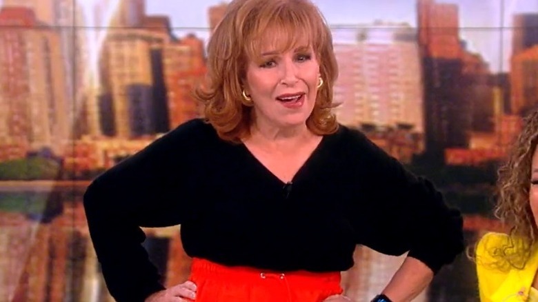 Joy Behar lleva pantalones rojos 