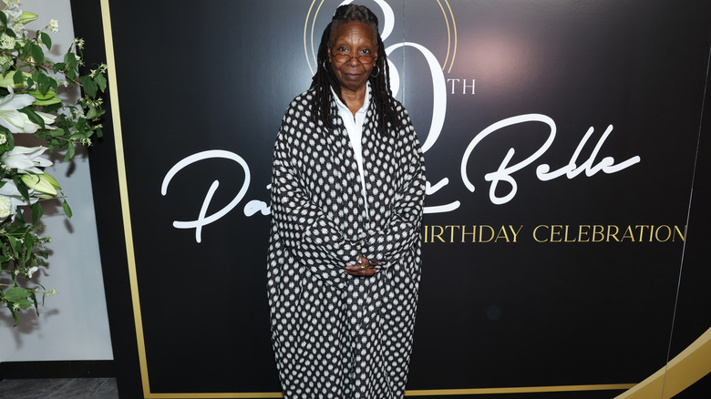 Whoopi Goldberg viste de blanco y negro