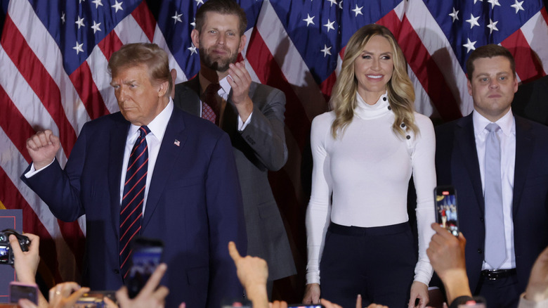 Donald, Eric y Lara Trump posando