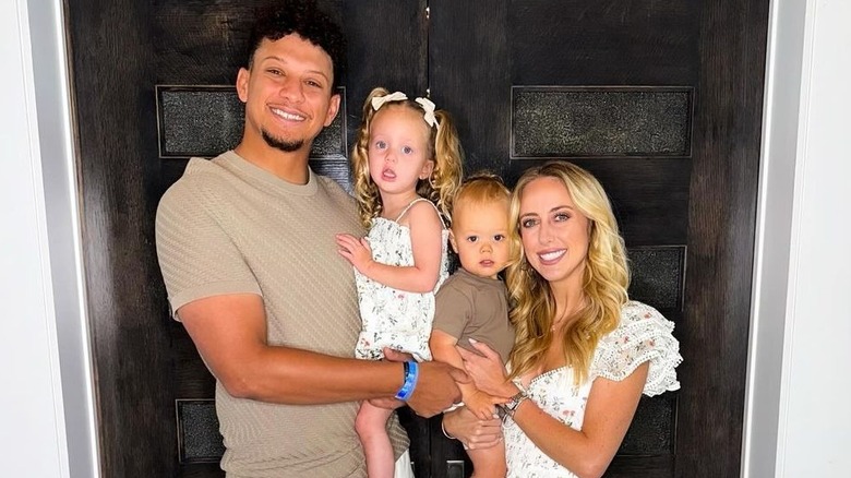 Patrick y Brittany Mahomes cargan a sus bebés