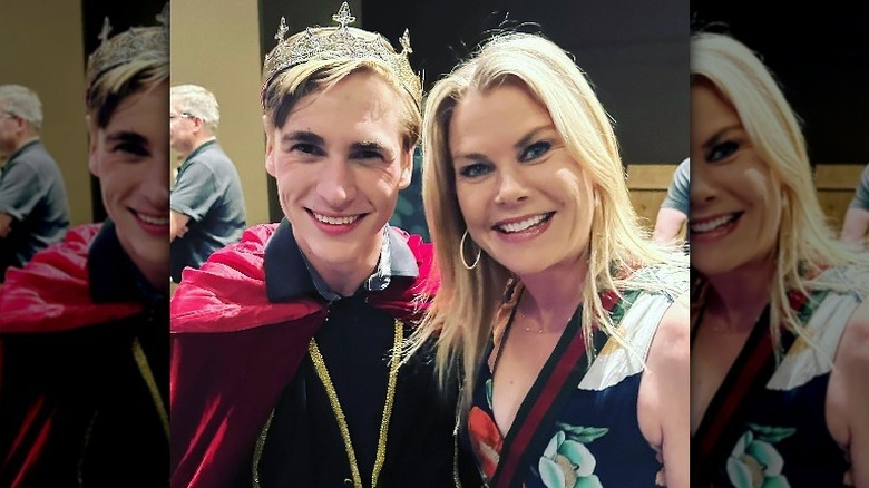 Alison Sweeney y su hijo en una obra de teatro