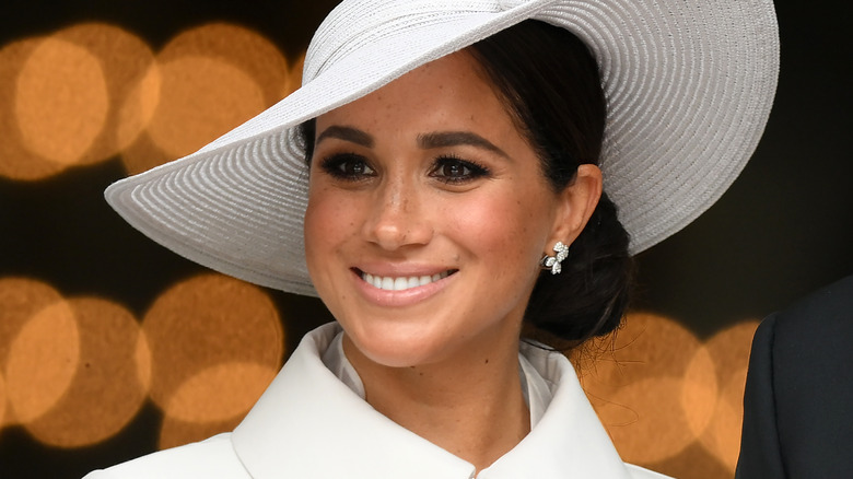 Meghan Markle lleva un sombrero blanco