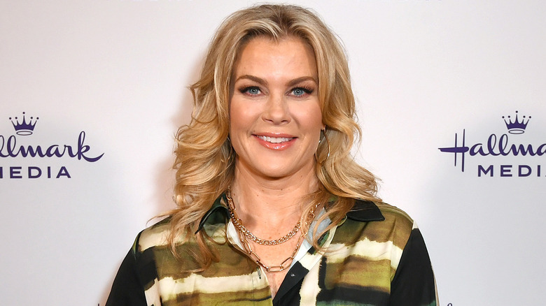 Alison Sweeney posando