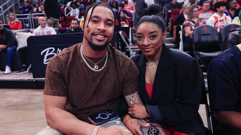 Jonathan Owens y Simone Biles sonríen