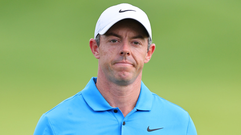 Rory McIlroy lleva una gorra blanca