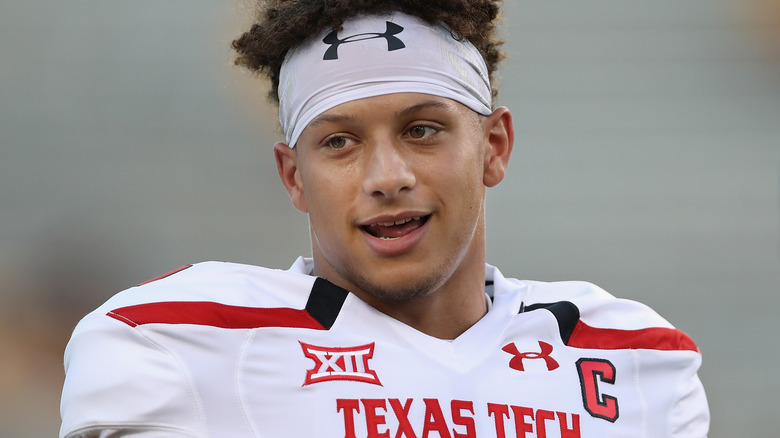 Patrick Mahomes sonríe 